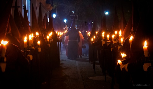 Penitentes de la Hermandad del Nazareno.