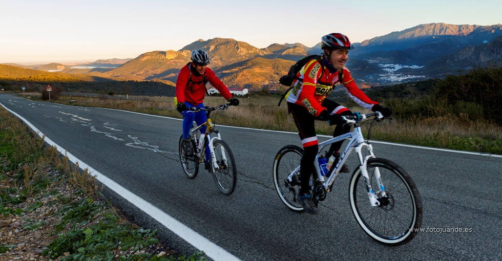 Practicando ciclismo por la Sierra de Cádiz