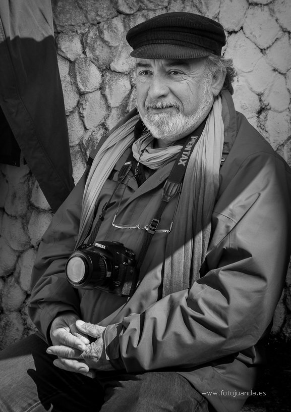 Jesús, posando en exteriores durante unas prácticas en uno de mis cursos de fotografía.